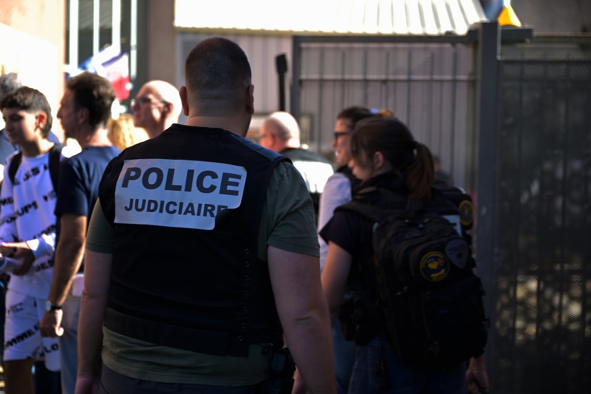 In Francia uno studente di 14 anni ha sparato al preside e a una professoressa con un fucile da caccia, ferendoli