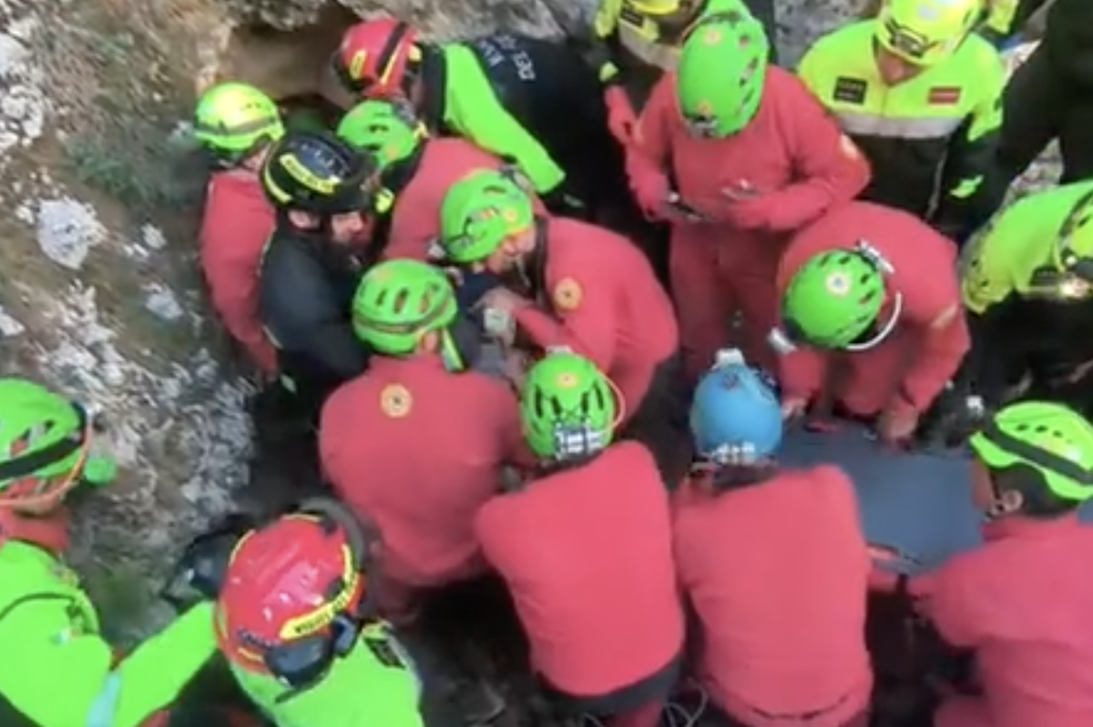 Leggi l'articolo: Il momento in cui i soccorritori tirano fuori lo speleologo bloccato nella grotta in Sardegna