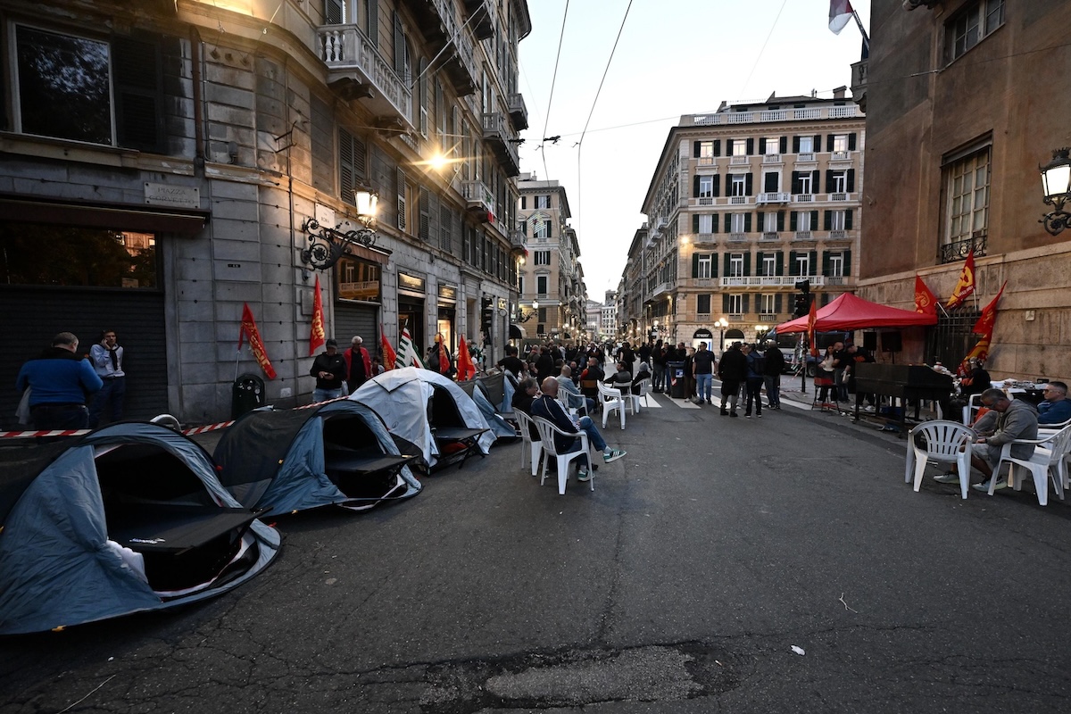 Il presidio con alcuni lavoratori accampati sotto la pprocura di Genova, il 12 ottobre