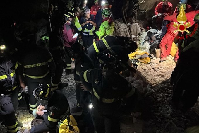 Le complicate operazioni per soccorrere lo speleologo intrappolato in Sardegna