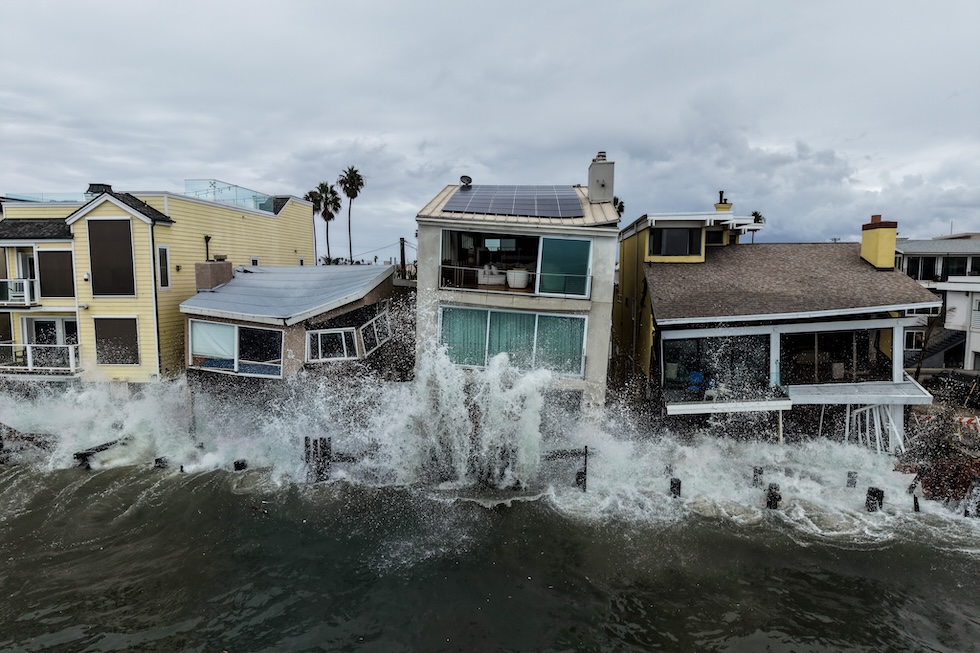 Case sulla spiaggia colpite dalle onde causate dal ciclone Rachel (AP Photo/Jae C. Hong)
