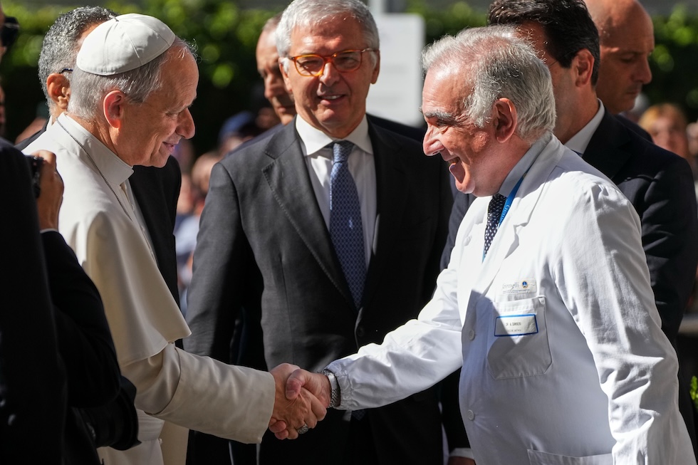 Il direttore sanitario del policlinico Gemelli Andrea Cambieri, a destra, stringe la mano a papa Leone XIV al suo arrivo in ospedale per l'intervento di rimozione di un nodulo polmonare (AP Photo/Gregorio Borgia)