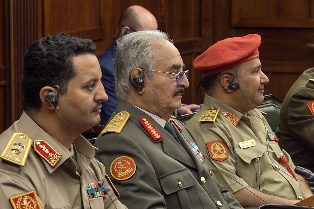 Khalifa Haftar, al centro tra due ufficiali, durante un incontro al ministero della Difesa russo nel 2025