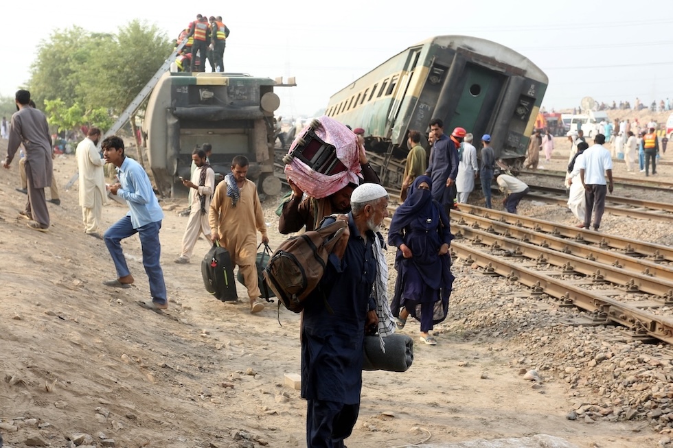 Alcune persone allontanate dal luogo di un incidente ferroviario nel distretto di Multan, nella provincia del Punjab. Almeno quattro passeggeri sono morti e decine di persone sono state ferite dopo il deragliamento di un treno (Ibrahim Mansoor/Xinhua/ABACA/ansa)