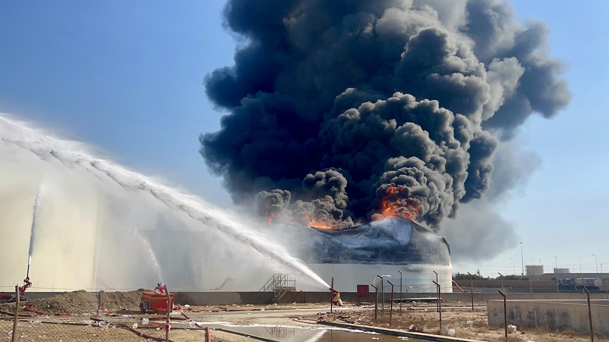 L'incendio di un deposito di carburante a Zawiya, nella Libia occidentale, causato da un attacco, l'11 agosto 2026