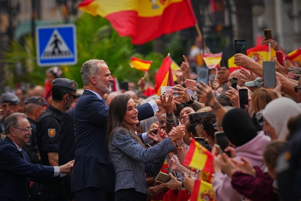 Il re di Spagna Felipe VI e la regina Letizia salutano la folla durante la loro visita all’enclave spagnola di Ceuta (AP Photo/Manu Fernández)