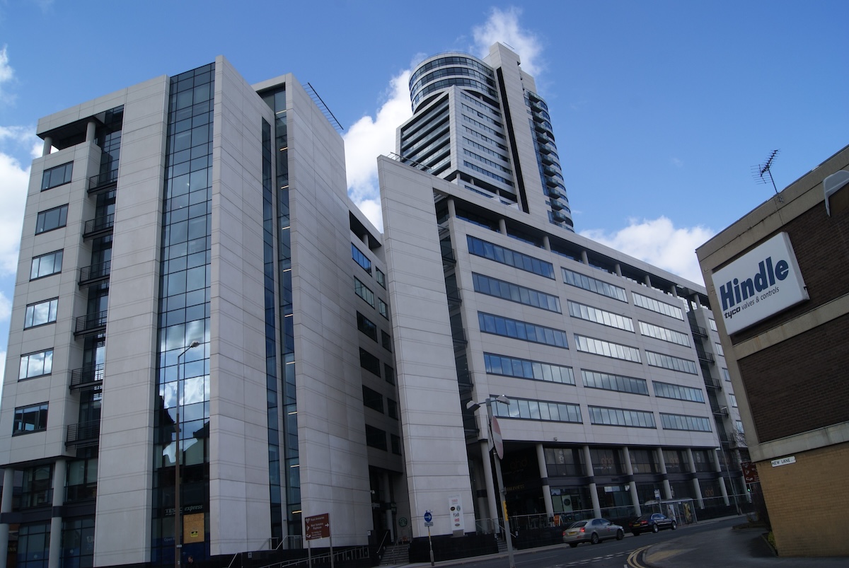 Il Bridgewater Place dall’incrocio tra Victoria Road e New Lane, a Leeds