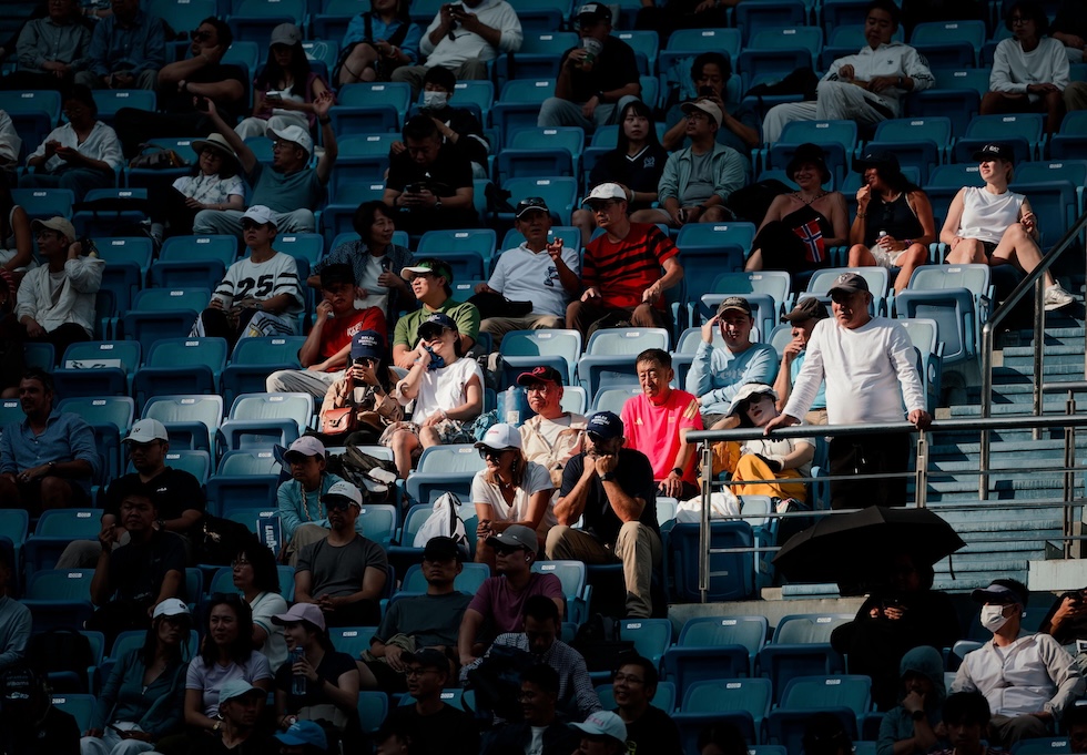 Spettatori alla partita di tennis tra il norvegese Casper Ruud e il canadese Felix Auger-Aliassime al torneo Masters 1000 di Shanghai (EPA/ALEX PLAVEVSKI via Ansa)