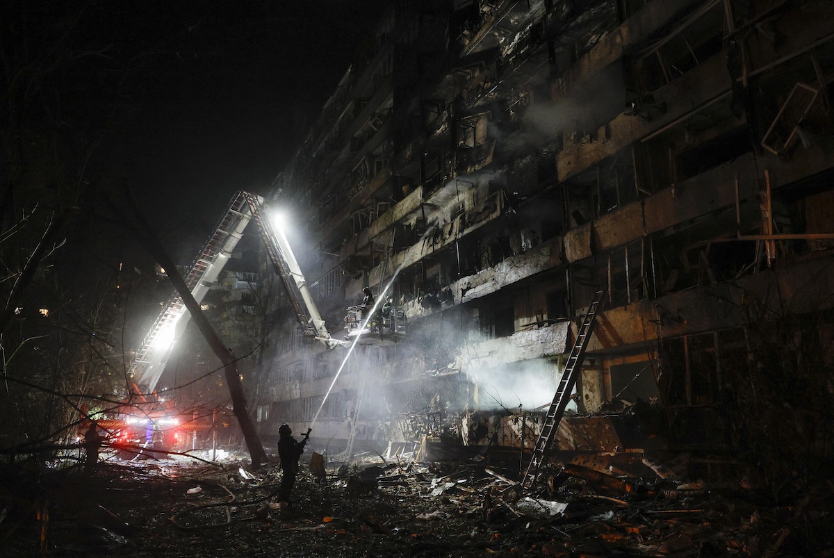 Soccorsi dopo un attacco russo che ha colpito un edificio residenziale a Kyiv, il 14 ottobre