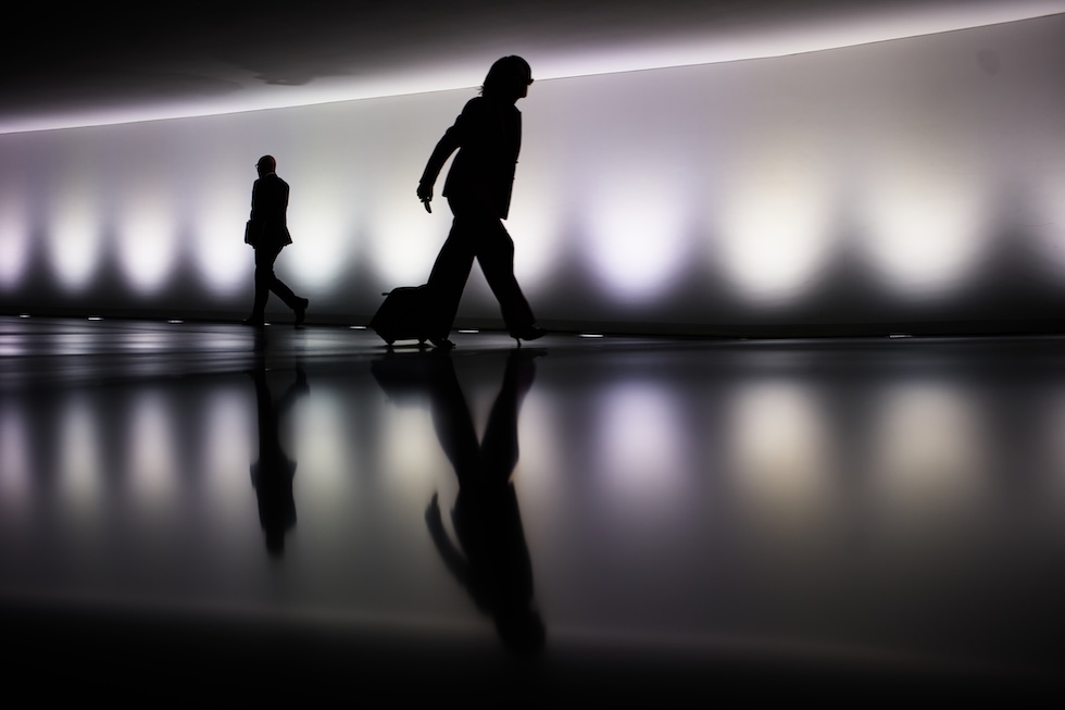 Due persone attraversano un tunnel che collega gli edifici del parlamento tedesco, prima di una seduta del Bundestag (AP Photo/Markus Schreiber)