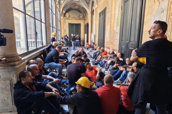 I lavoratori dell’ex ILVA hanno occupato la prefettura di Genova