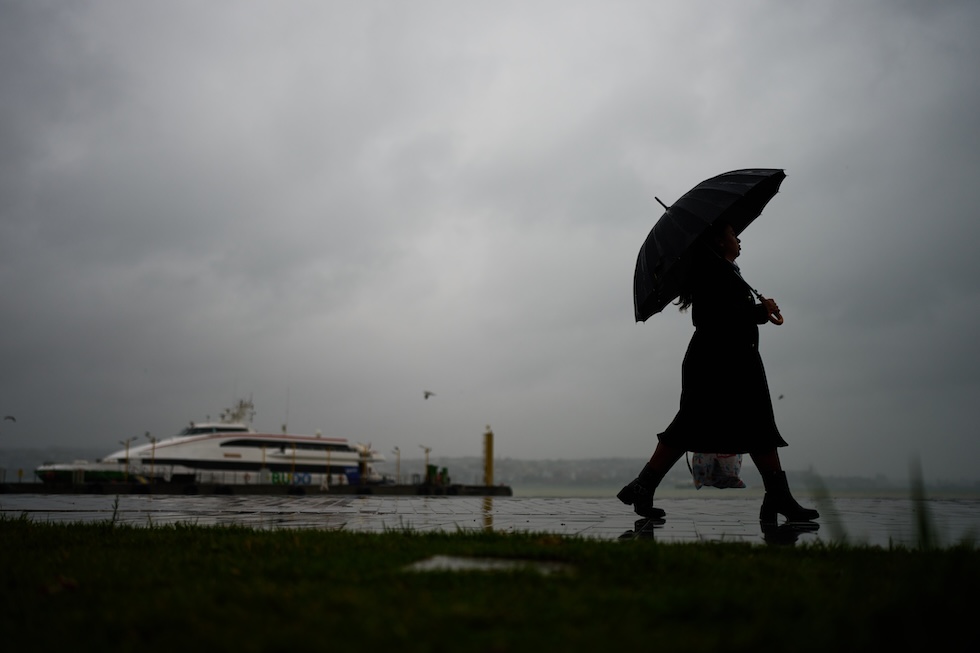 Una donna passeggia con un ombrello sul lungomare di Kabataş
(AP Photo/Francisco Seco)