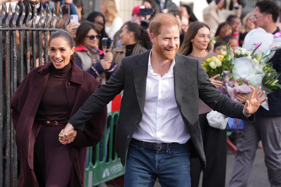 Il principe Harry e la principessa Meghan Markle alla loro prima uscita pubblica insieme da quando sono tornati a vivere in Inghilterra (AP Photo/Maja Smiejkowska)