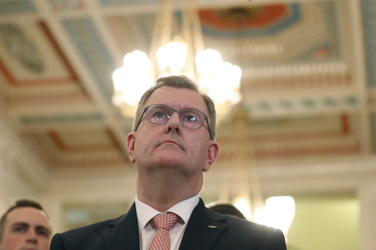 Jeffrey Donaldson, uno dei politici più importanti dell’Irlanda del Nord, sconterà una pena di 15 anni per abusi sessuali su minori