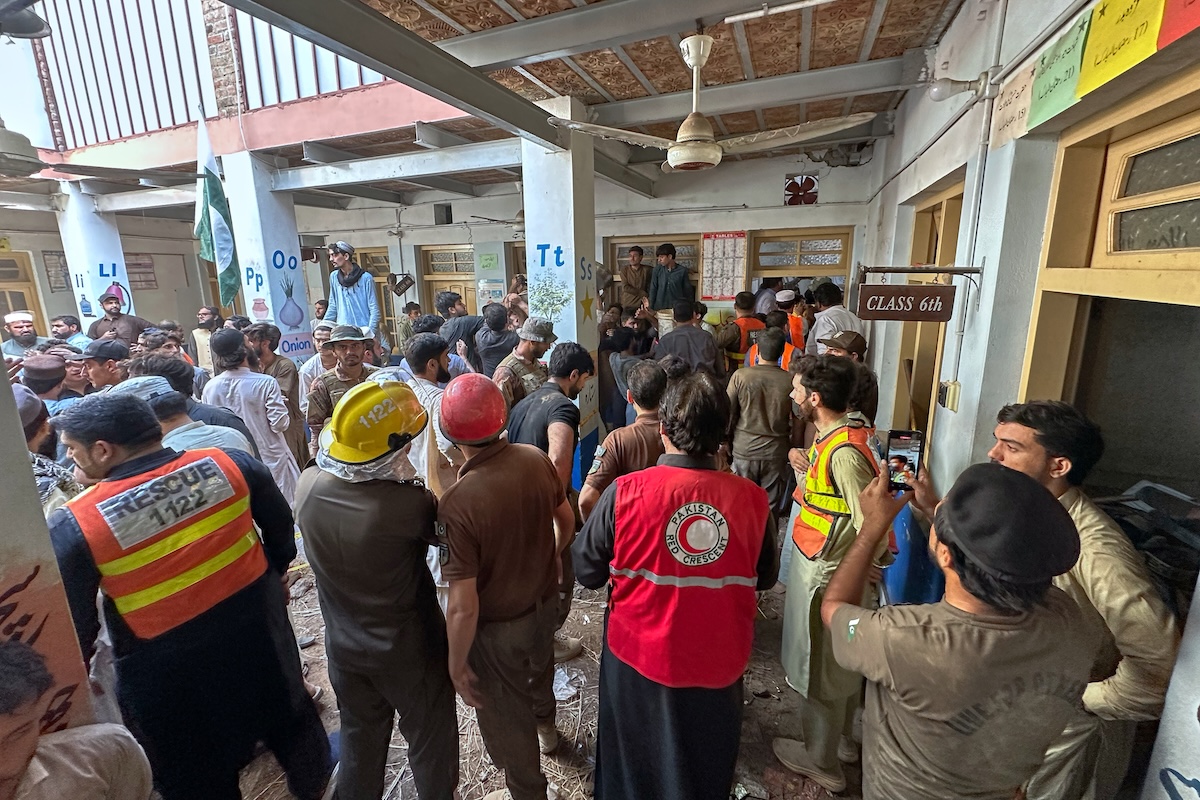 Più di 30 bambini e un’insegnante sono morti a causa del crollo del tetto di una scuola in Pakistan
