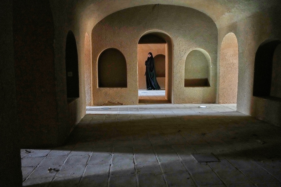 Una donna cammina nella casa dove è nato l’ayatollah Ruhollah Khomeini, fondatore della Repubblica islamica dell’Iran (AP Photo/Vahid Salemi)