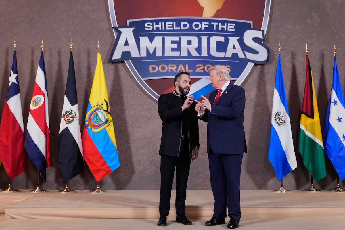 Il presidente di El Salvador Nayib Bukele con Donald Trump a un incontro di marzo dello Shield of the Americas, a Miami