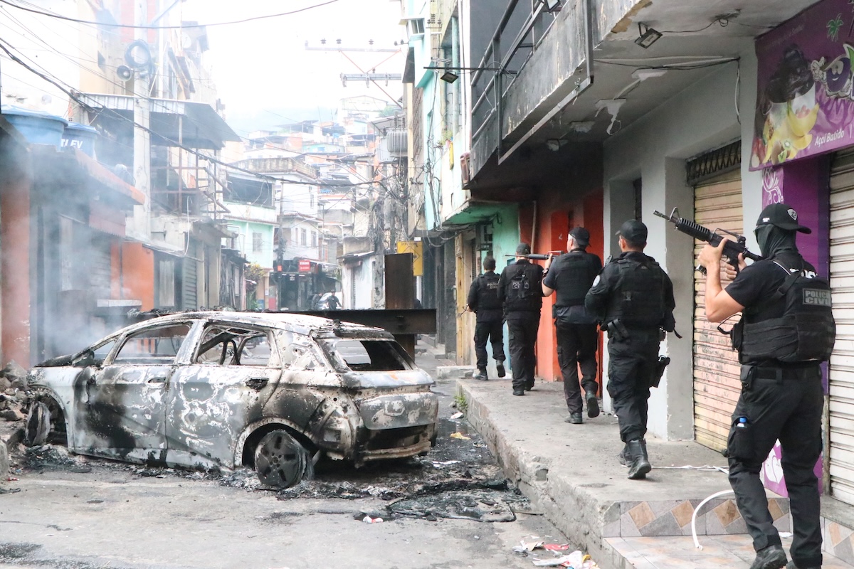 La polizia brasiliana durante la cruenta operazione del 28 ottobre 2025 