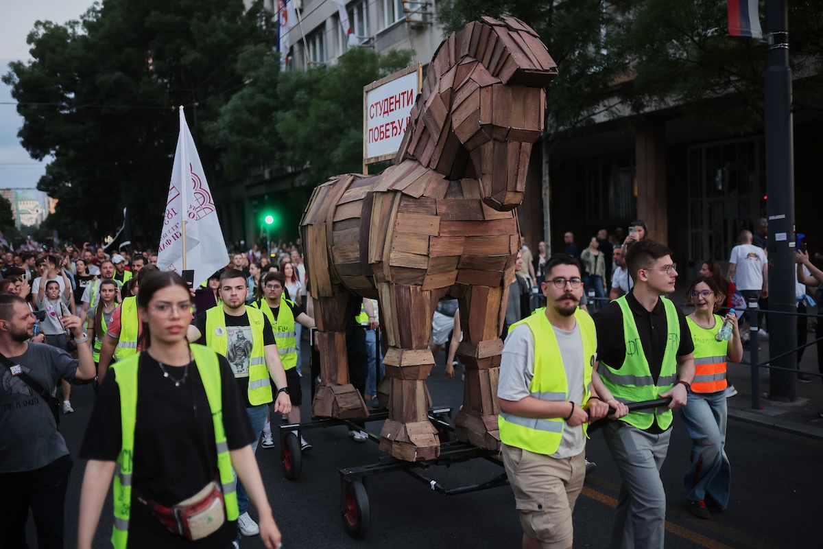 Una protesta degli studenti serbi a Belgrado il 23 maggio 2026 (AP/Armin Durgut)
