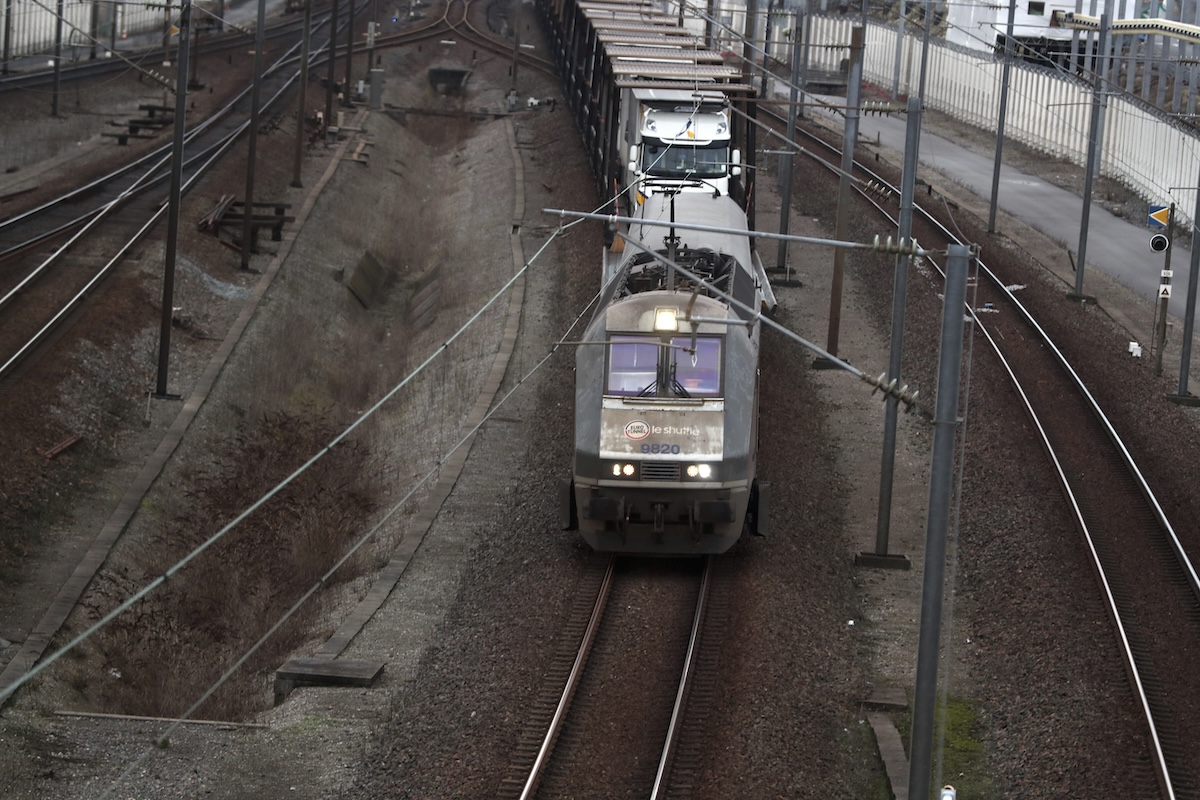 C’è stato un incidente tra un bus e un treno all’ingresso del tunnel della Manica, dal lato francese: ci sono 19 feriti