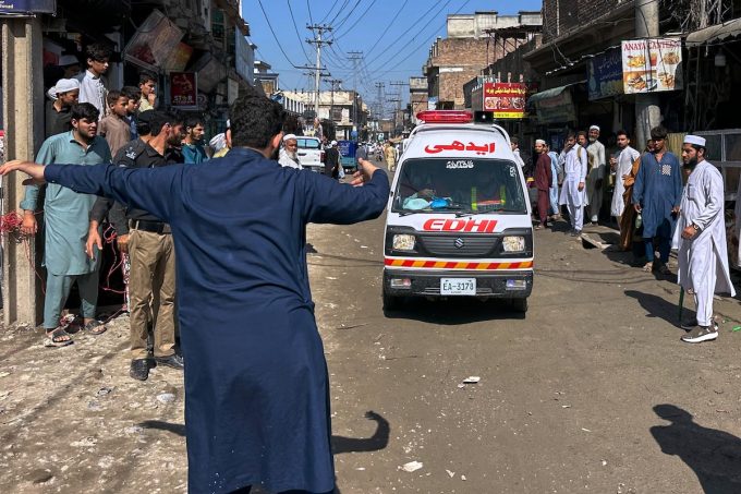Almeno 27 bambini e un’insegnante sono morti a causa del crollo del tetto di una scuola in Pakistan