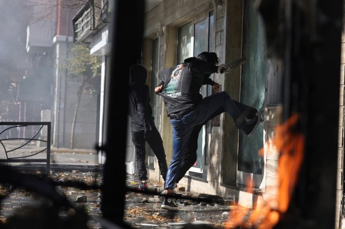 In Albania gli studenti hanno attaccato diversi edifici del governo