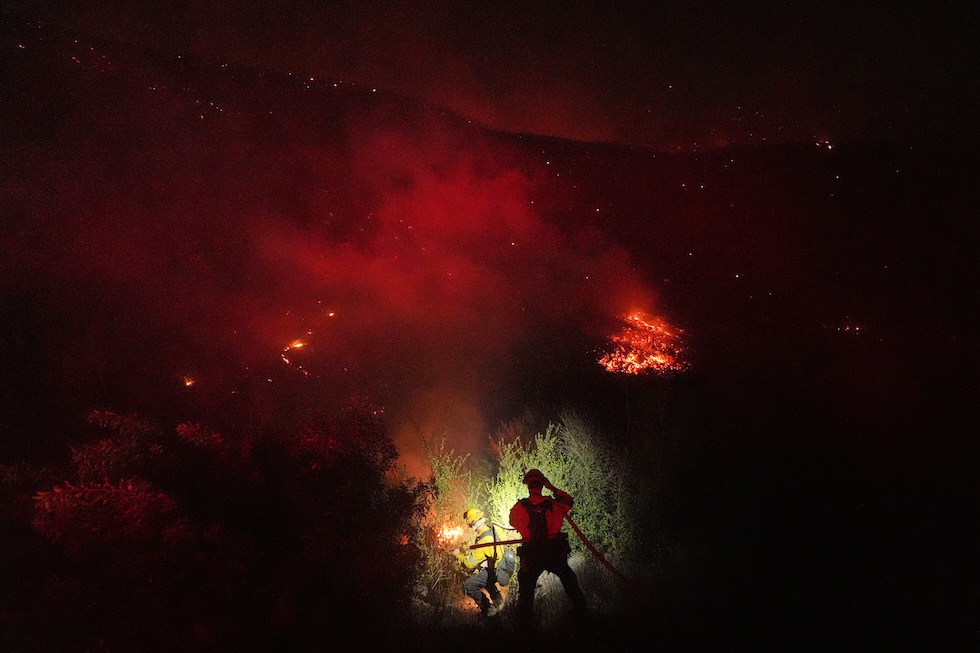 Vigili del fuoco al lavoro per domare un incendio boschivo (AP Photo/Jae C. Hong)