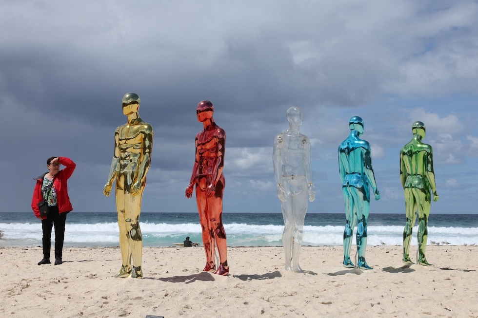 Una donna accanto alla scultura ART dell’artista Erica Zaino, il giorno di apertura della mostra all’aperto "Sculpture by the Sea" (REUTERS/Hollie Adams)