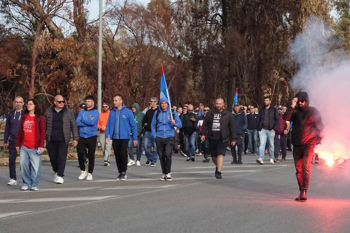 I blocchi stradali dei lavoratori dell’ex ILVA di Taranto sono terminati, e lo sciopero in corso finirà alle 23 di venerdì