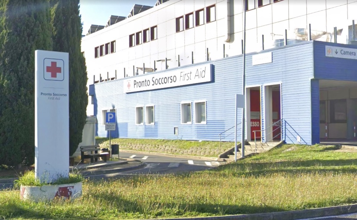 A Cecina una coppia è arrivata al pronto soccorso con un neonato morto in un sacchetto
