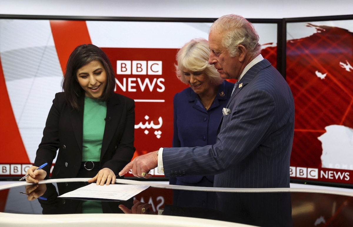 Carlo, allora principe, e Camilla, insieme alla giornalista Sana Safi di BBC Afghanistan durante una visita agli studi del BBC World Service nell'aprile del 2022