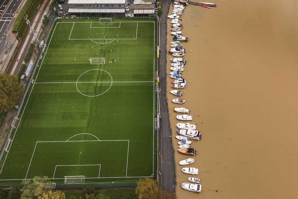 Barche ormeggiate nelle acque dello stretto del Bosforo, rese torbide dalle forti piogge, accanto a un campo da calcio(Hakan Akgun/Anadolu via Getty Images)