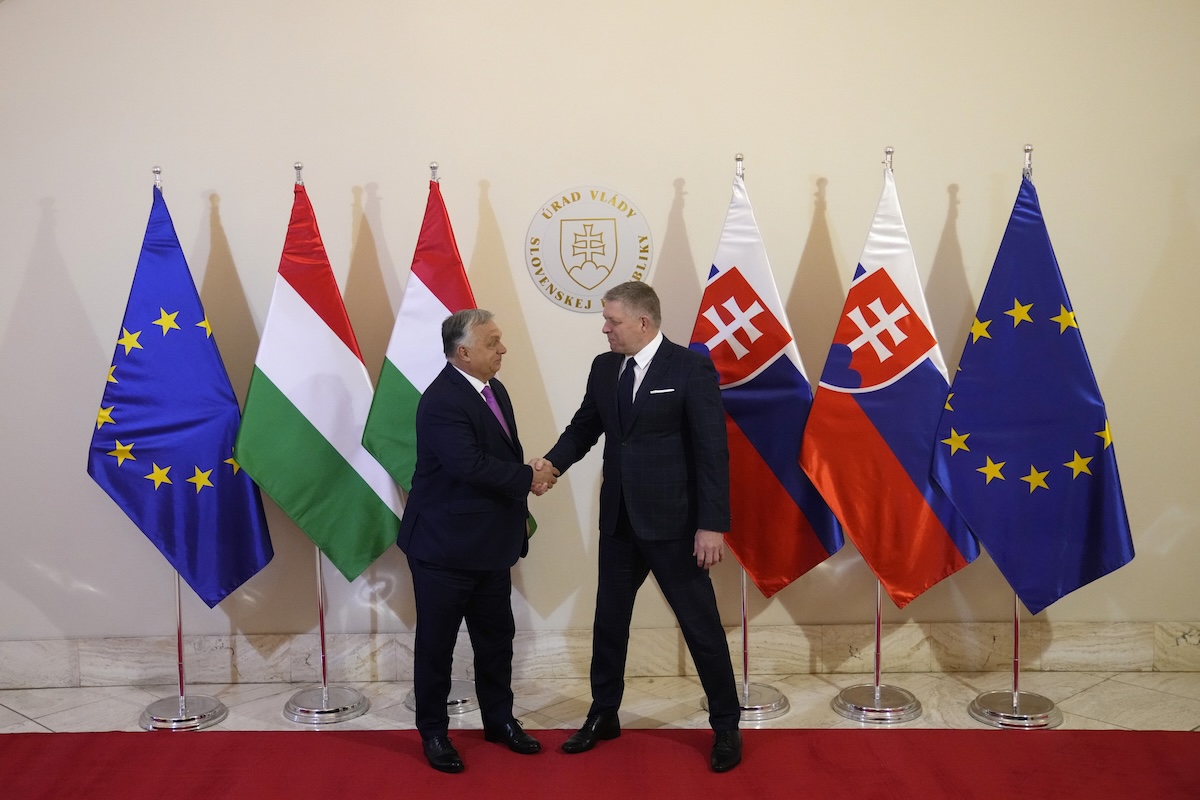 Un incontro tra il primo ministro ungherese Viktor Orbán e il primo ministro slovacco Robert Fico, nella capitale slovacca Bratislava il 21 gennaio 2025 (AP Photo/Petr David Josek)