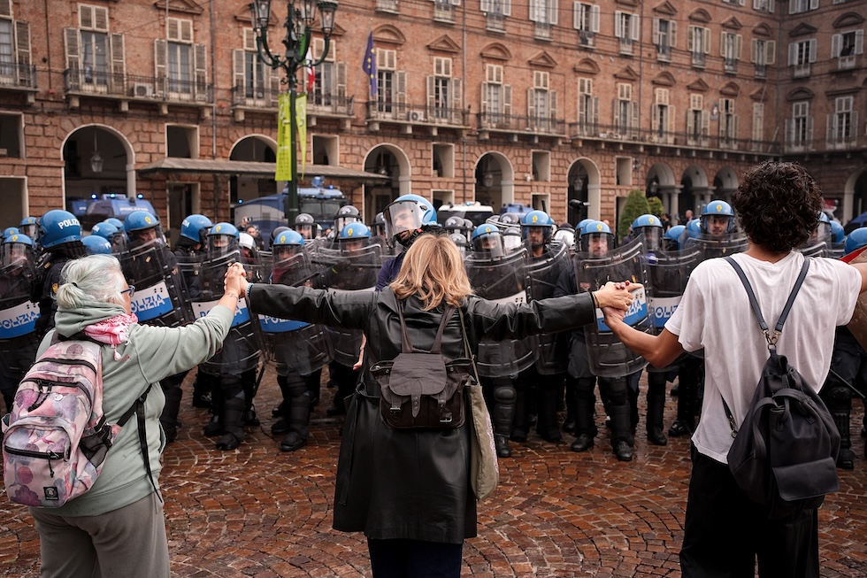 Alcuni insegnanti frapposti tra la polizia e il corteo degli studenti (Marco Alpozzi/Lapresse)