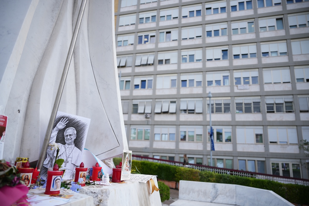 Il papa sarà dimesso dal ricovero in ospedale oggi pomeriggio