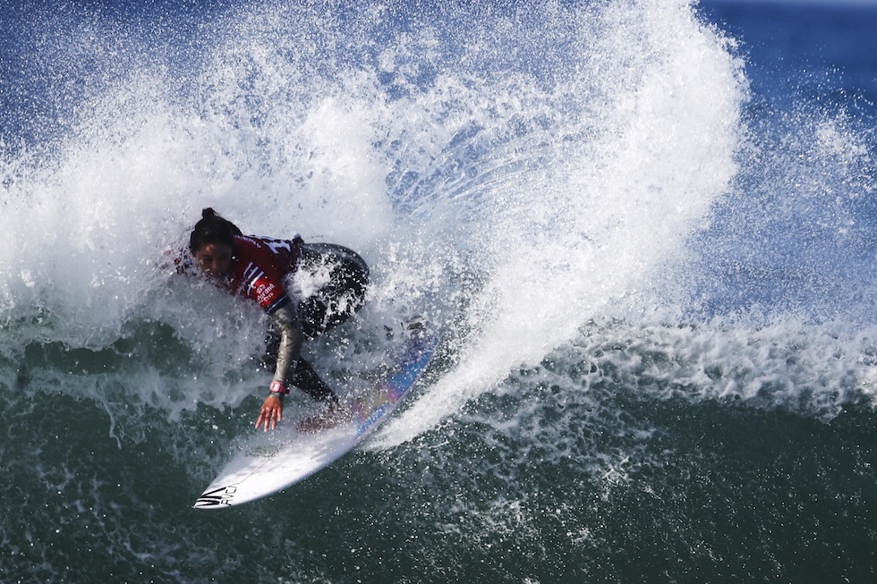 La surfista hawaiiana Bettylou Sakura Johnson durante la MEO Rip Curl Pro Portugal, una gara del campionato di surf della World Surf League (EPA/Paulo Cunha)