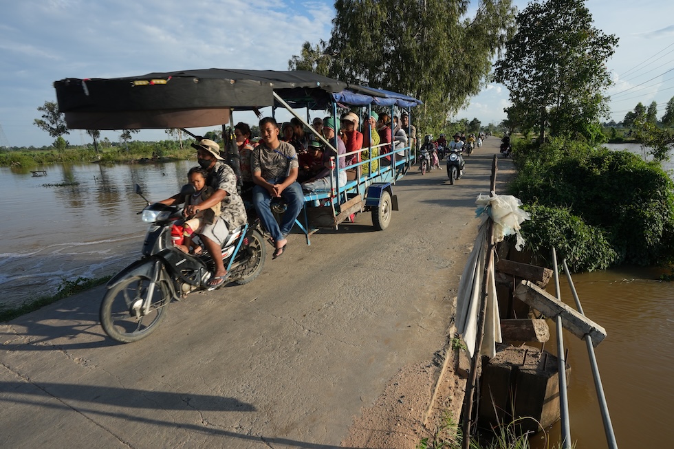 Lavoratori rientrano nelle loro case dopo una giornata di lavoro in una fabbrica di vestiti a Chong Thnol, vicino alla capitale Phnom Penh, in Cambogia (AP Photo/Heng Sinith)