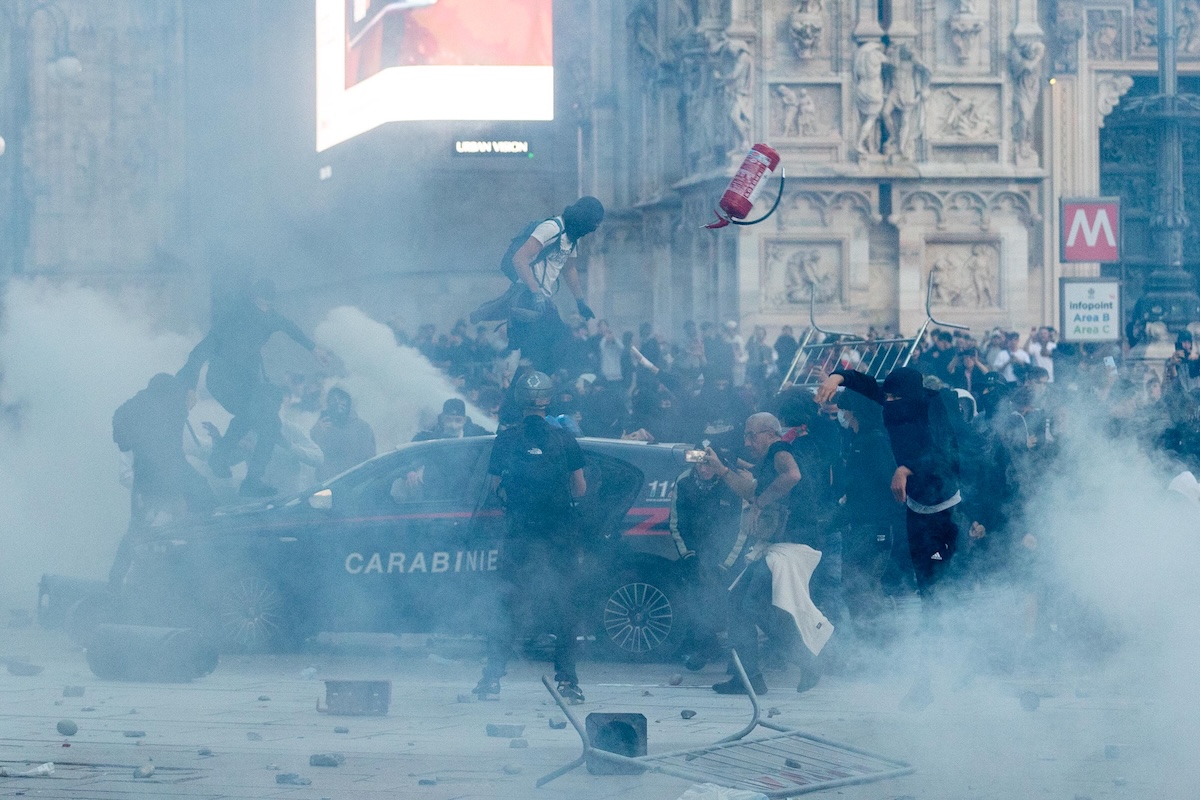 A Milano ci sono scontri in piazza del Duomo, dove era in corso una manifestazione contro il carovita