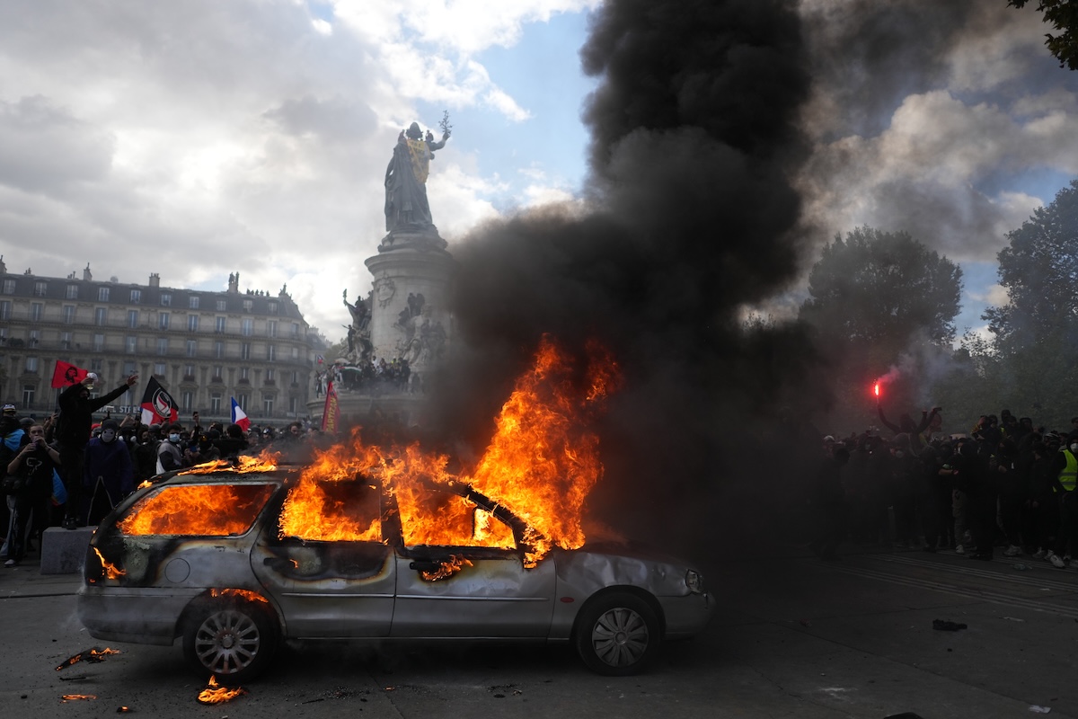 Violenze, incendi e saccheggi nelle proteste in Francia
