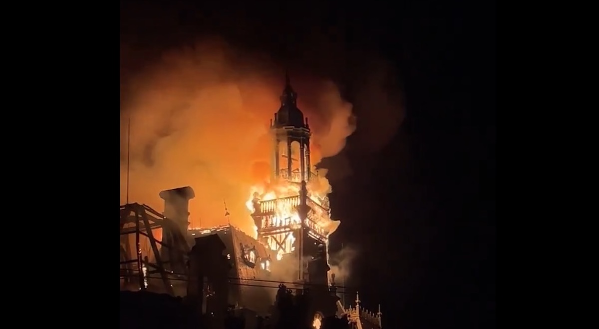 Leggi l'articolo: Il crollo del municipio di Limoges, dato alle fiamme durante le proteste in Francia
