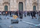 Gli scontri in piazza Duomo a Milano. (ANSA/MATTEO CORNER)