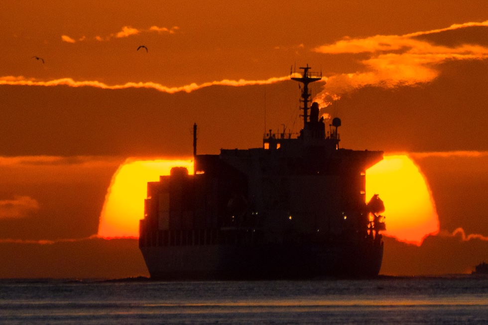 Il sole tramonta dietro una nave portacontainer (Vernon Yuen/Nexpher Images via ZUMA Press Wire)

