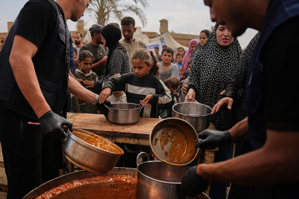 Una mensa che distribuisce cibo donato dal Programma Alimentare Globale (un'agenzia dell'ONU) in un campo per profughi (AP Photo/Abdel Kareem Hana)