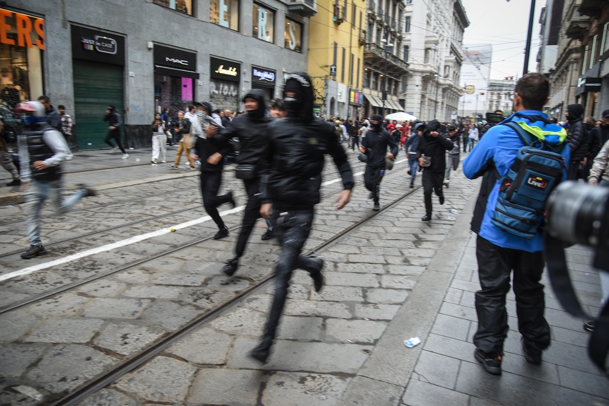 Nel centro di Milano ci sono nuovi disordini
