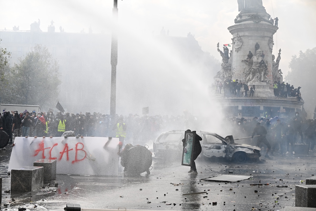 Il governo francese ha detto di aver «perso il controllo» durante le proteste di sabato