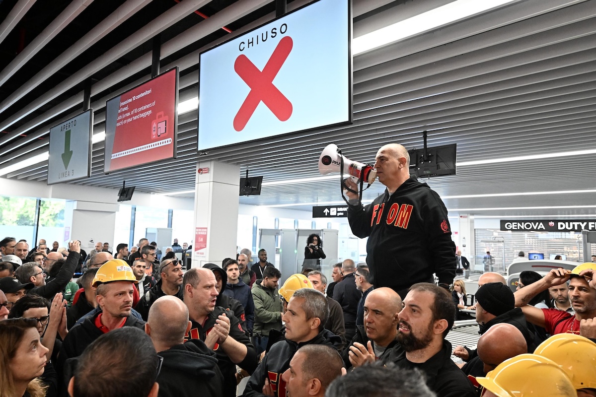 Alcuni lavoratori dell’ex Ilva hanno occupato una parte dell’aeroporto di Genova per protestare contro la cassa integrazione