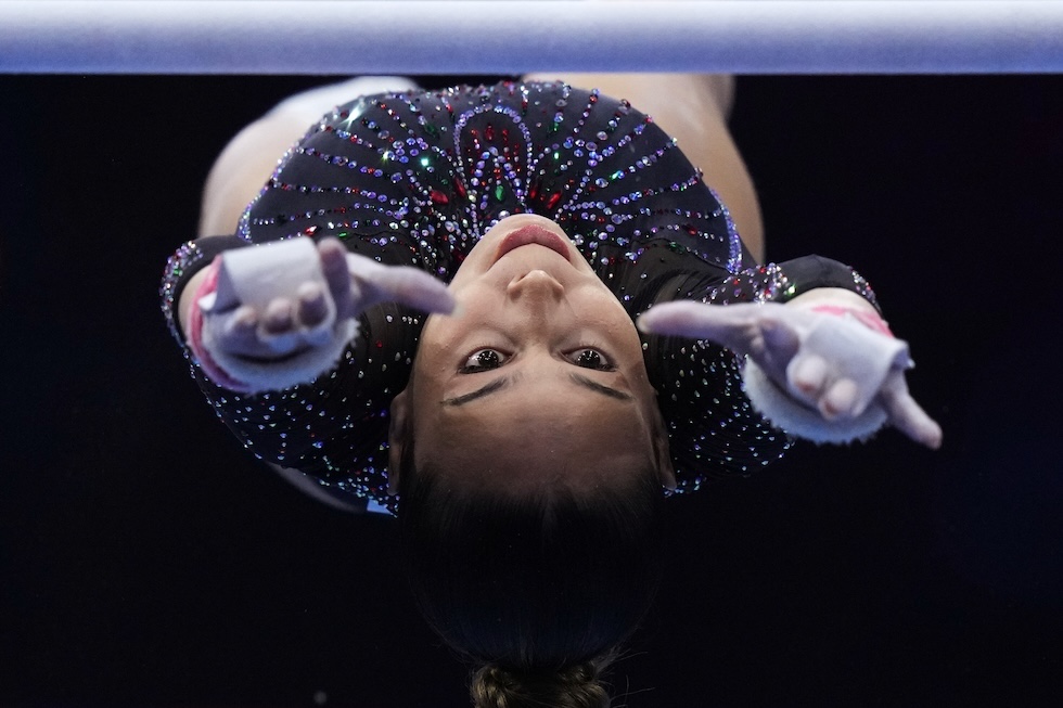 La ginnasta algerina Sihem Hamidi durante le qualificazioni delle parallele asimmetriche ai Campionati mondiali di ginnastica artistica (AP Photo/Francisco Seco)