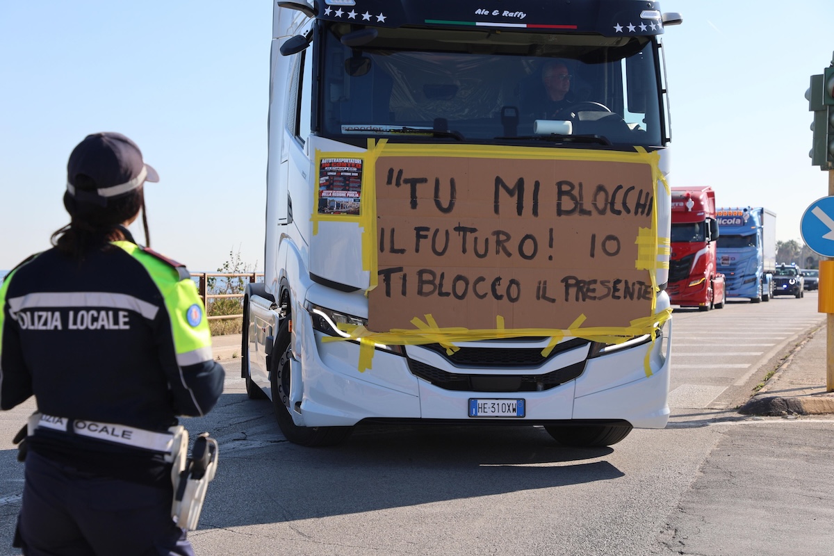 la protesta degli autotrasportatori sta rallentando anche la produzione di pasta da Ilpost.it la protesta degli autotrasportatori sta rallentando anche la produzione di pasta