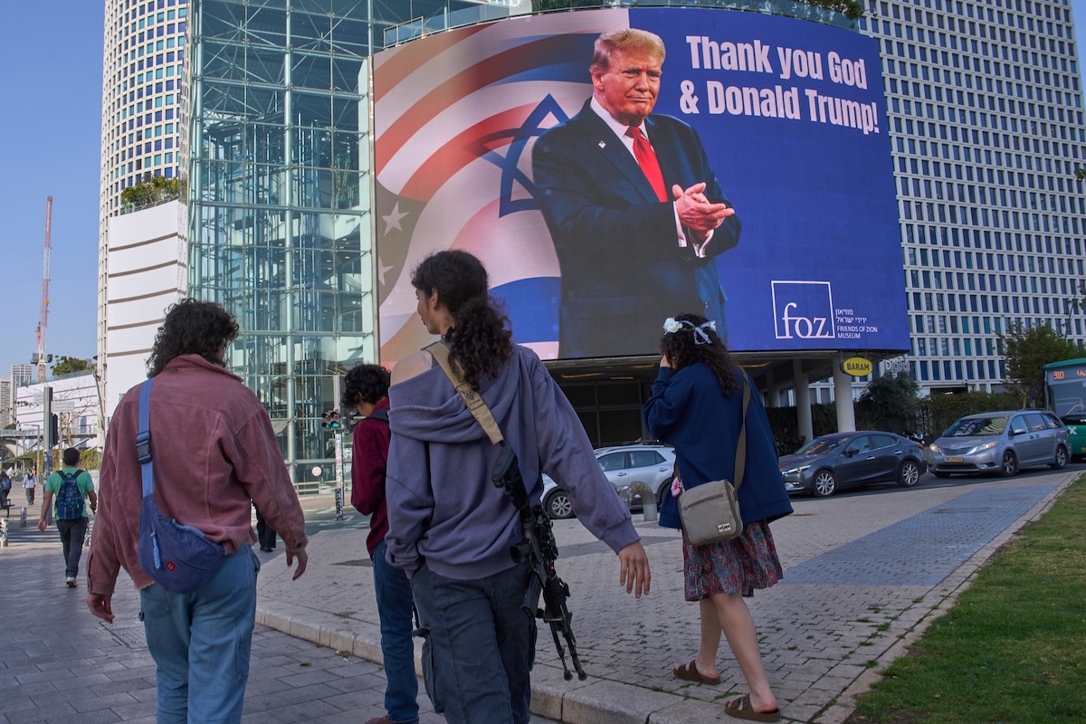 Un cartellone elettronico di Tel Aviv ringrazia Donald Trump nei primi giorni della guerra iniziata da Stati Uniti e Israele contro l'Iran, il 12 marzo 2026 (AP Photo/Ohad Zwigenberg)