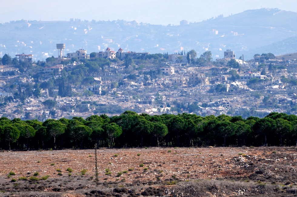 Una vista degli edifici distrutti dall'esercito israeliano, fotografati da Zawtar al Gharbiyeh, nel sud del Libano (AP Photo/Hussein Malla)
